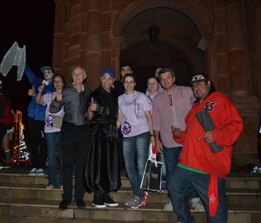 Lado B da Rua apresenta o espetáculo "Felicidade Oculta"